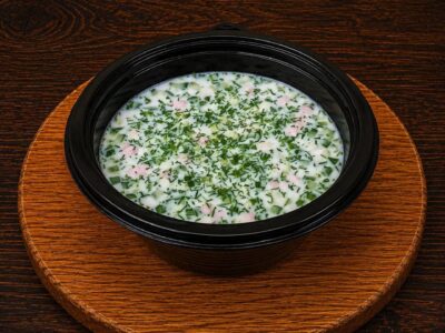 Окрошка з ковбасою, яйцем та сметаною