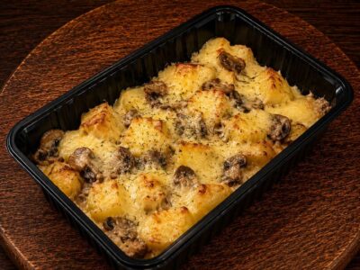 Картопля запечена з куркою, грибами, сиром
