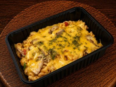Макарони в томаті з куркою під сиром