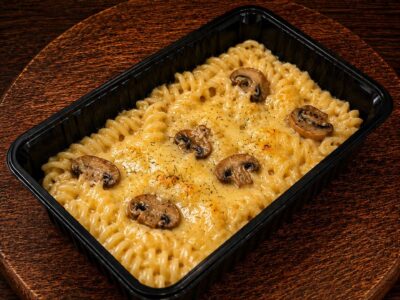 Макарони з грибами під сиром